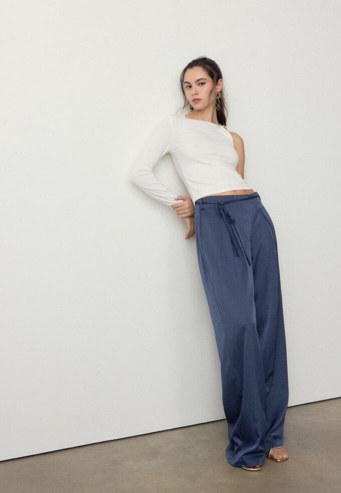 Pantaloni fluizi cu efect de șifonare și cordon Pantaloni fluizi cu efect de șifonare și cordon