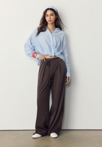 Pantaloni fluizi cu efect de șifonare și cordon