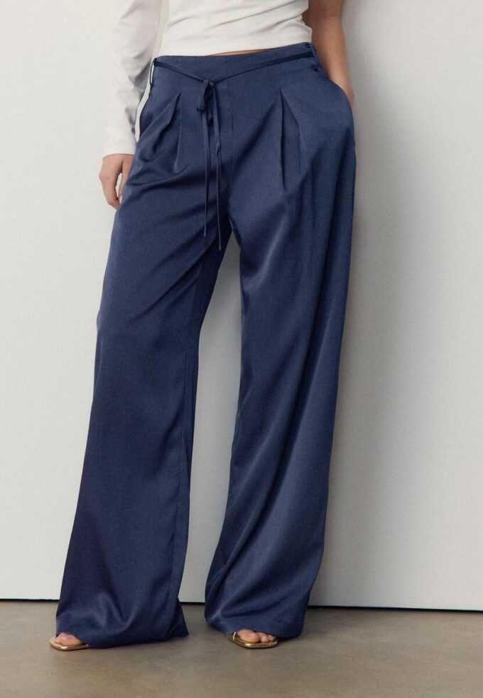 Pantaloni fluizi cu efect de șifonare și cordon Pantaloni fluizi cu efect de șifonare și cordon