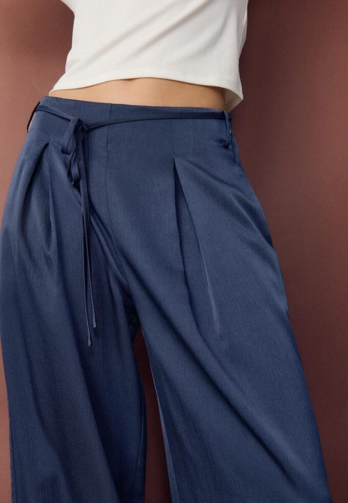 Pantaloni fluizi cu efect de șifonare și cordon Pantaloni fluizi cu efect de șifonare și cordon