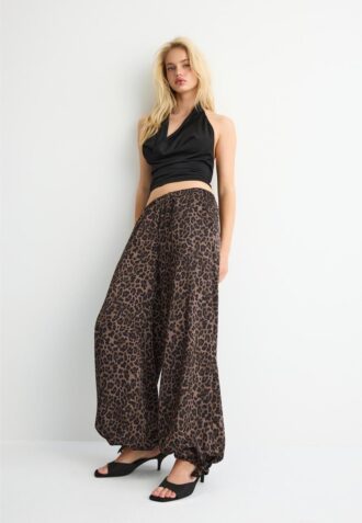 Pantaloni fluizi din satin imprimat