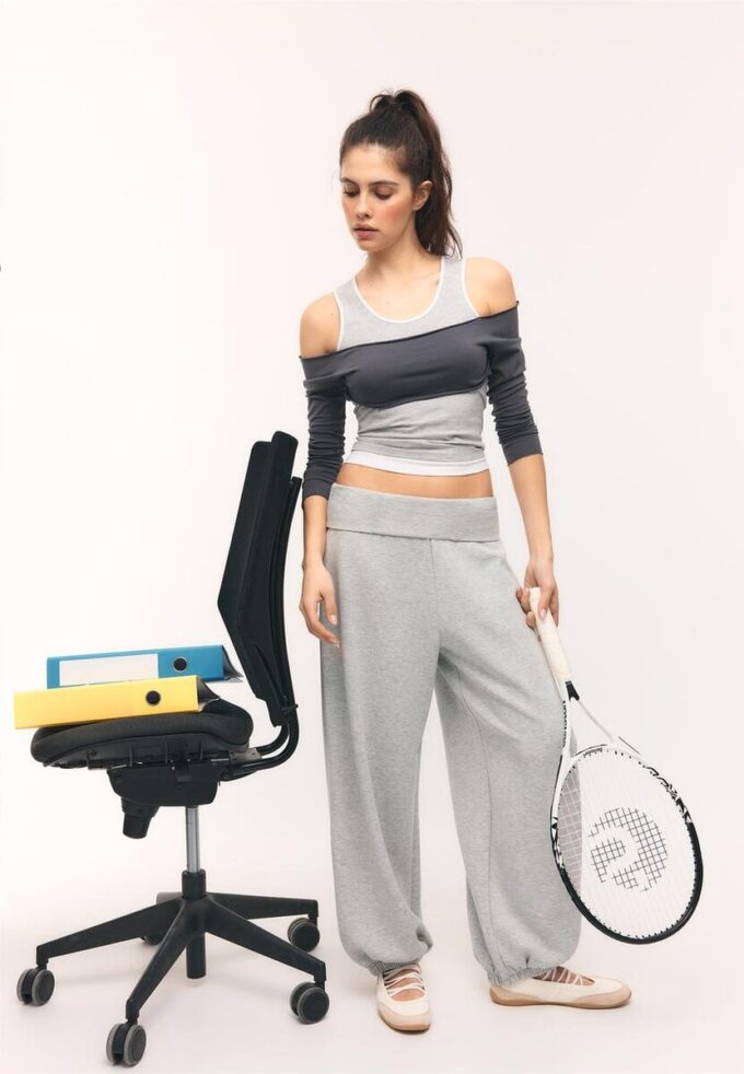 Pantaloni jogger balon cu talie răsfrântă, cu textură Soft-Touch la atingere Pantaloni jogger balon cu talie răsfrântă, cu textură Soft-Touch la atingere