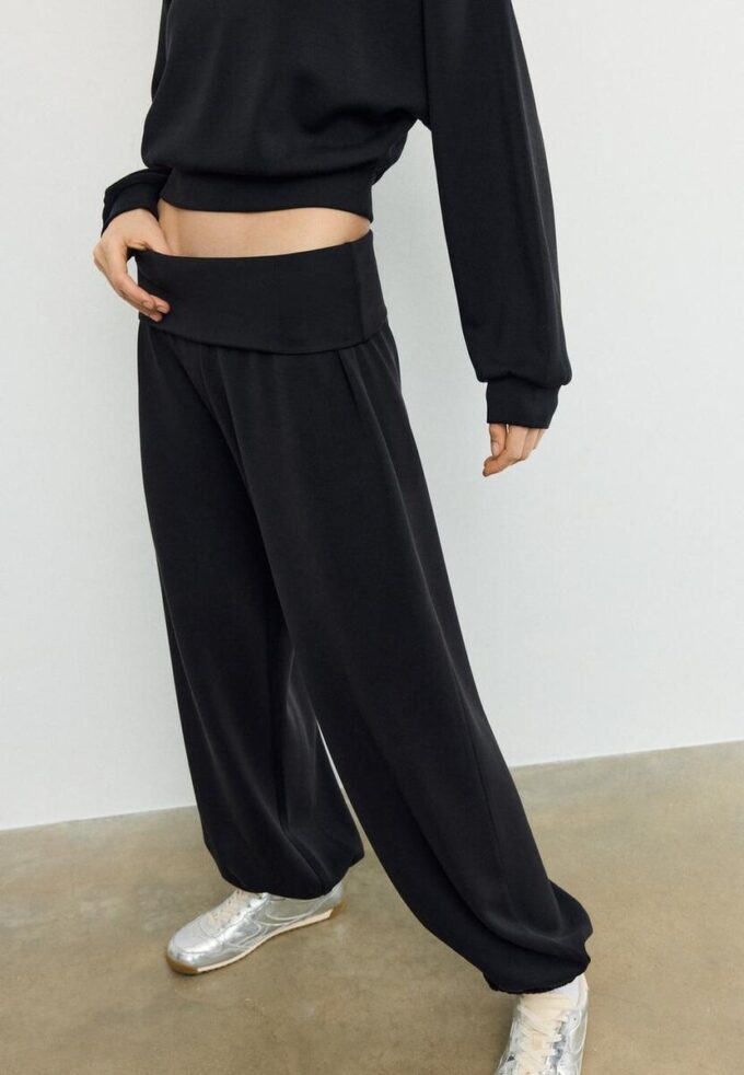 Pantaloni jogger balon cu talie răsfrântă, cu textură Soft-Touch la atingere Pantaloni jogger balon cu talie răsfrântă, cu textură Soft-Touch la atingere