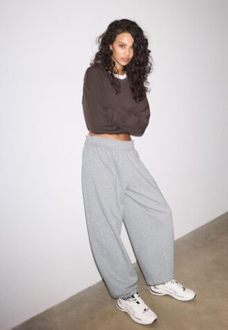 Pantaloni jogger cu croi balon