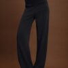 Pantaloni jogger cu croi drept, cu textură Soft-Touch la atingere și detalii plisate Pantaloni jogger cu croi drept, cu textură Soft-Touch la atingere și detalii plisate