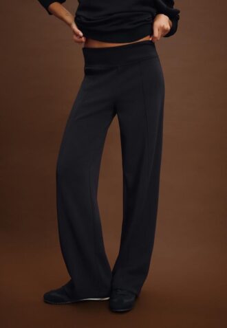 Pantaloni jogger cu croi drept, cu textură Soft-Touch la atingere și detalii plisate