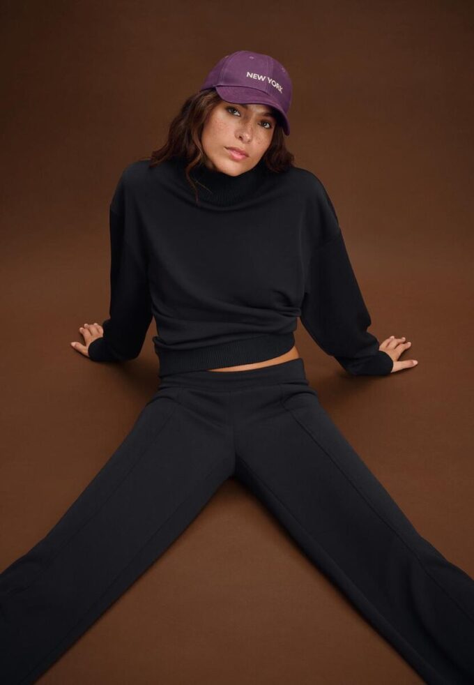 Pantaloni jogger cu croi drept, cu textură Soft-Touch la atingere și detalii plisate Pantaloni jogger cu croi drept, cu textură Soft-Touch la atingere și detalii plisate