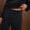 Pantaloni jogger cu croi drept, cu textură Soft-Touch la atingere și detalii plisate Pantaloni jogger cu croi drept, cu textură Soft-Touch la atingere și detalii plisate