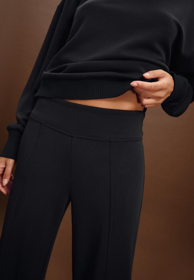 Pantaloni jogger cu croi drept, cu textură Soft-Touch la atingere și detalii plisate Pantaloni jogger cu croi drept, cu textură Soft-Touch la atingere și detalii plisate