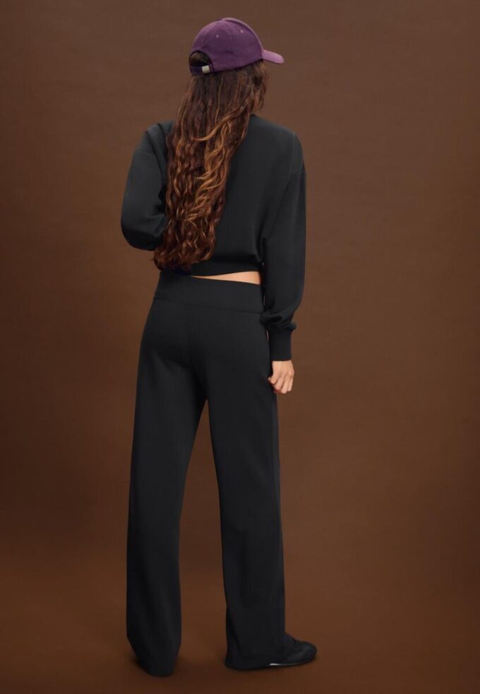 Pantaloni jogger cu croi drept, cu textură Soft-Touch la atingere și detalii plisate Pantaloni jogger cu croi drept, cu textură Soft-Touch la atingere și detalii plisate