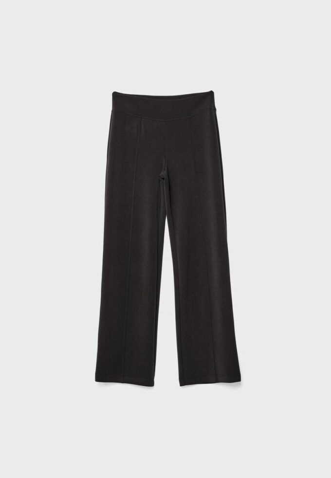 Pantaloni jogger cu croi drept, cu textură Soft-Touch la atingere și detalii plisate Pantaloni jogger cu croi drept, cu textură Soft-Touch la atingere și detalii plisate