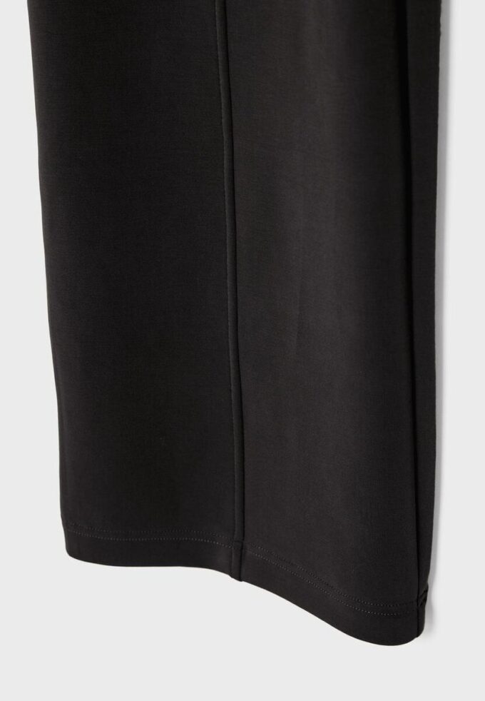 Pantaloni jogger cu croi drept, cu textură Soft-Touch la atingere și detalii plisate Pantaloni jogger cu croi drept, cu textură Soft-Touch la atingere și detalii plisate