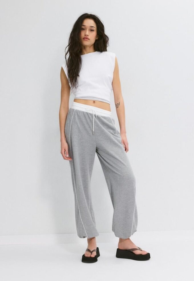 Pantaloni jogger cu stopere Pantaloni jogger cu stopere