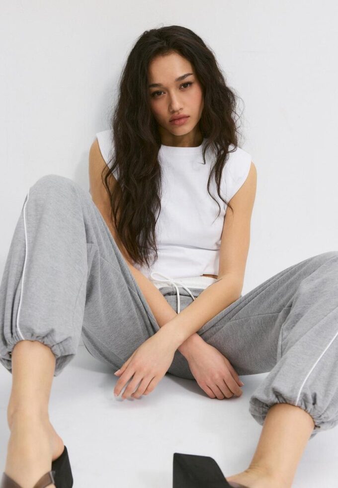 Pantaloni jogger cu stopere Pantaloni jogger cu stopere