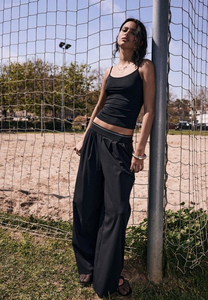 Pantaloni jogger palazzo cu talie elastică și textură Soft-Touch la atingere Pantaloni jogger palazzo cu talie elastică și textură Soft-Touch la atingere