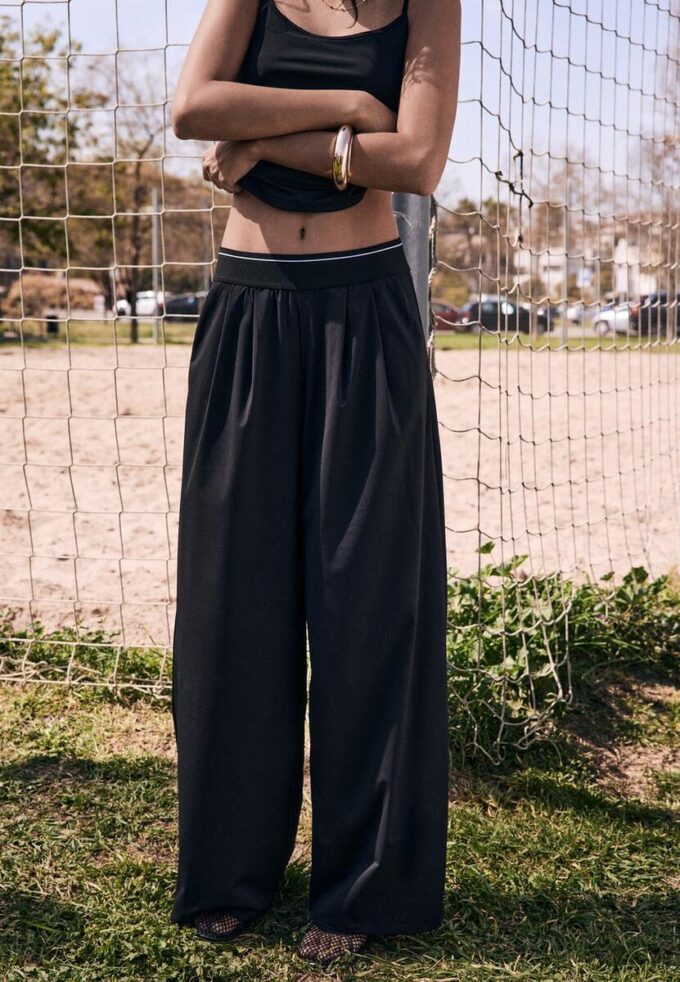 Pantaloni jogger palazzo cu talie elastică și textură Soft-Touch la atingere Pantaloni jogger palazzo cu talie elastică și textură Soft-Touch la atingere