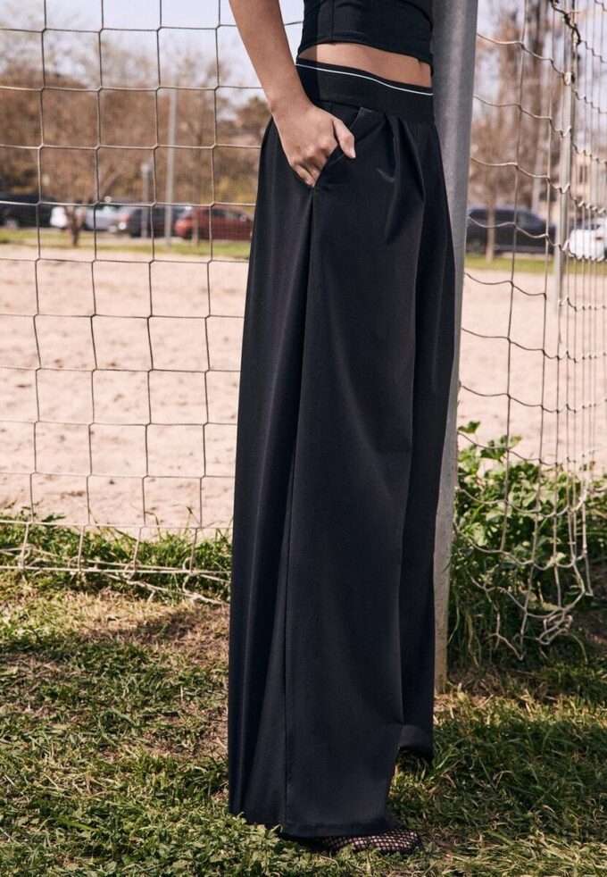 Pantaloni jogger palazzo cu talie elastică și textură Soft-Touch la atingere Pantaloni jogger palazzo cu talie elastică și textură Soft-Touch la atingere