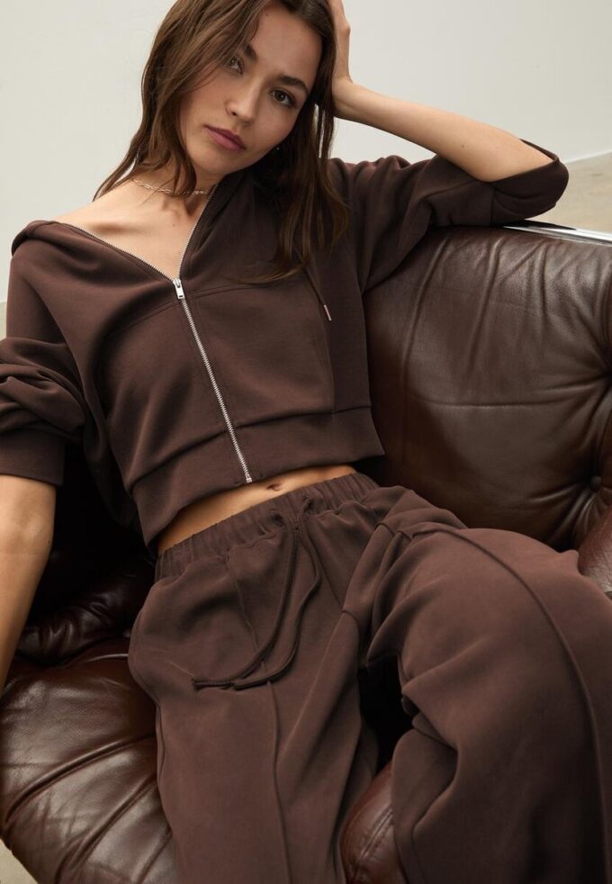 Pantaloni jogger Wide Leg, cu textură Soft-Touch la atingere și detaliu de cusătură în față Pantaloni jogger Wide Leg, cu textură Soft-Touch la atingere și detaliu de cusătură în față