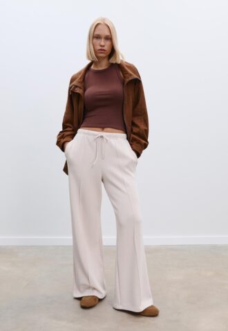 Pantaloni jogger Wide Leg, cu textură Soft-Touch la atingere și detaliu de cusătură în față