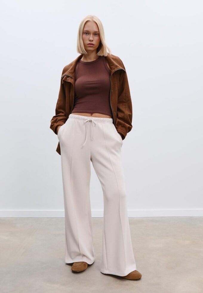 Pantaloni jogger Wide Leg, cu textură Soft-Touch la atingere și detaliu de cusătură în față Pantaloni jogger Wide Leg, cu textură Soft-Touch la atingere și detaliu de cusătură în față