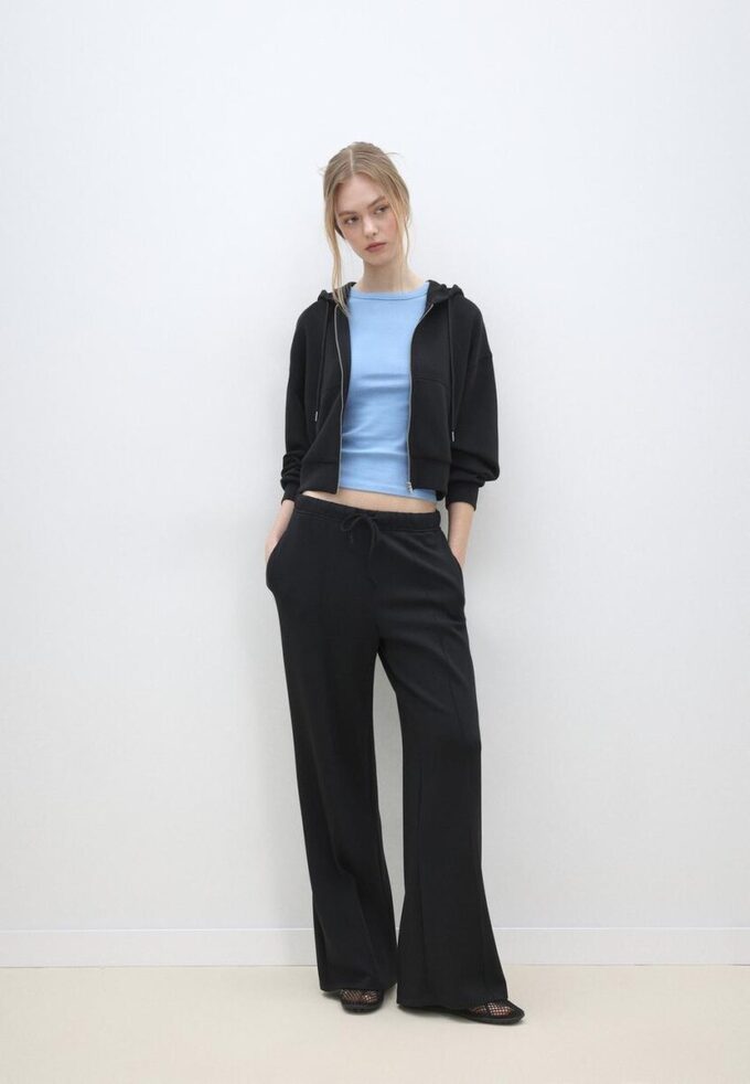 Pantaloni jogger Wide Leg, cu textură Soft-Touch la atingere și detaliu de cusătură în față Pantaloni jogger Wide Leg, cu textură Soft-Touch la atingere și detaliu de cusătură în față