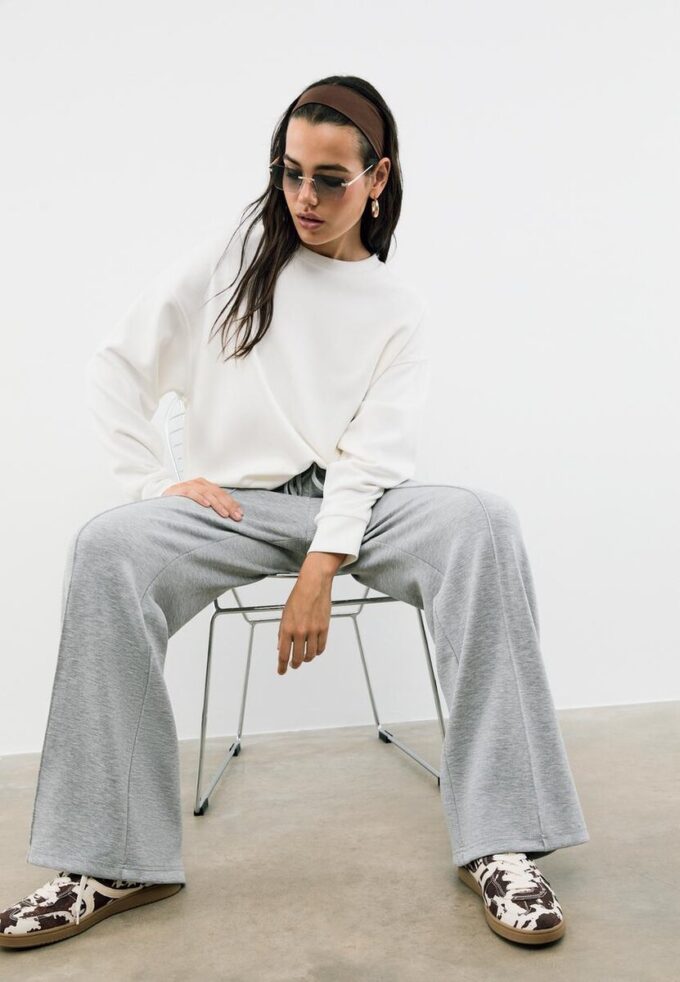 Pantaloni jogger Wide Leg, cu textură Soft-Touch la atingere și detaliu de cusătură în față Pantaloni jogger Wide Leg, cu textură Soft-Touch la atingere și detaliu de cusătură în față