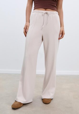 Pantaloni jogger Wide Leg, cu textură Soft-Touch la atingere și detaliu de cusătură în față