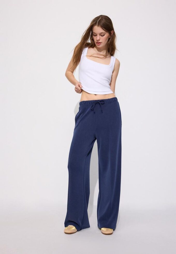 Pantaloni jogger Wide Leg, cu textură Soft-Touch la atingere și detaliu de cusătură în față Pantaloni jogger Wide Leg, cu textură Soft-Touch la atingere și detaliu de cusătură în față