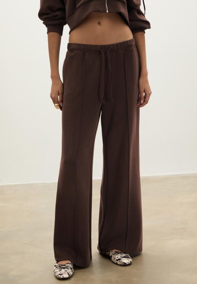 Pantaloni jogger Wide Leg, cu textură Soft-Touch la atingere și detaliu de cusătură în față Pantaloni jogger Wide Leg, cu textură Soft-Touch la atingere și detaliu de cusătură în față
