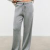 Pantaloni jogger Wide Leg, cu textură Soft-Touch la atingere și detaliu de cusătură în față Pantaloni jogger Wide Leg, cu textură Soft-Touch la atingere și detaliu de cusătură în față