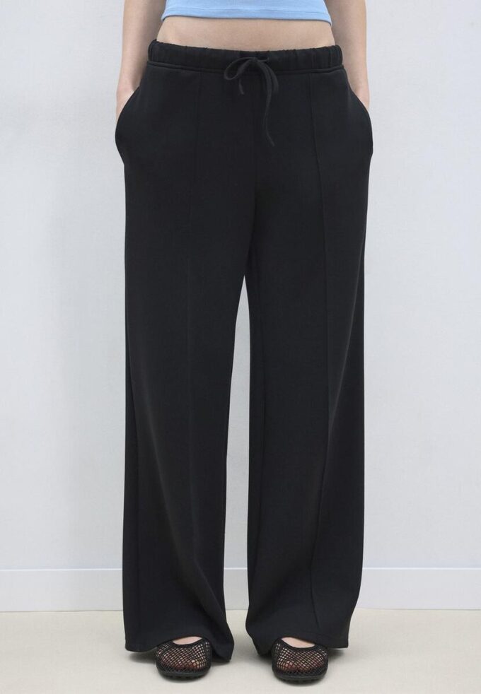 Pantaloni jogger Wide Leg, cu textură Soft-Touch la atingere și detaliu de cusătură în față Pantaloni jogger Wide Leg, cu textură Soft-Touch la atingere și detaliu de cusătură în față