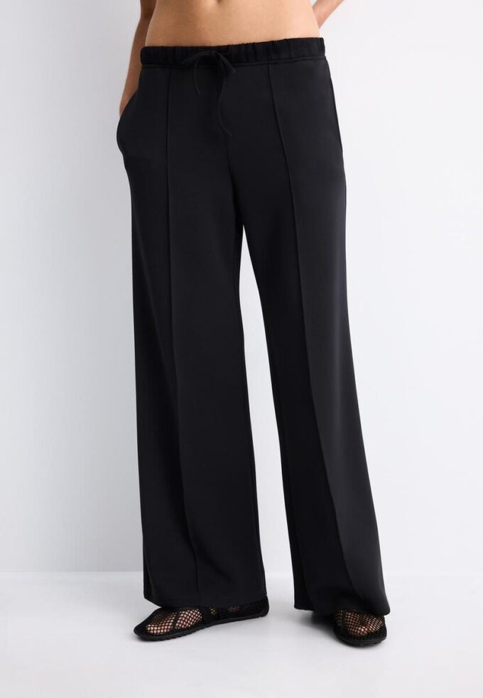 Pantaloni jogger Wide Leg, cu textură Soft-Touch la atingere și detaliu de cusătură în față Pantaloni jogger Wide Leg, cu textură Soft-Touch la atingere și detaliu de cusătură în față