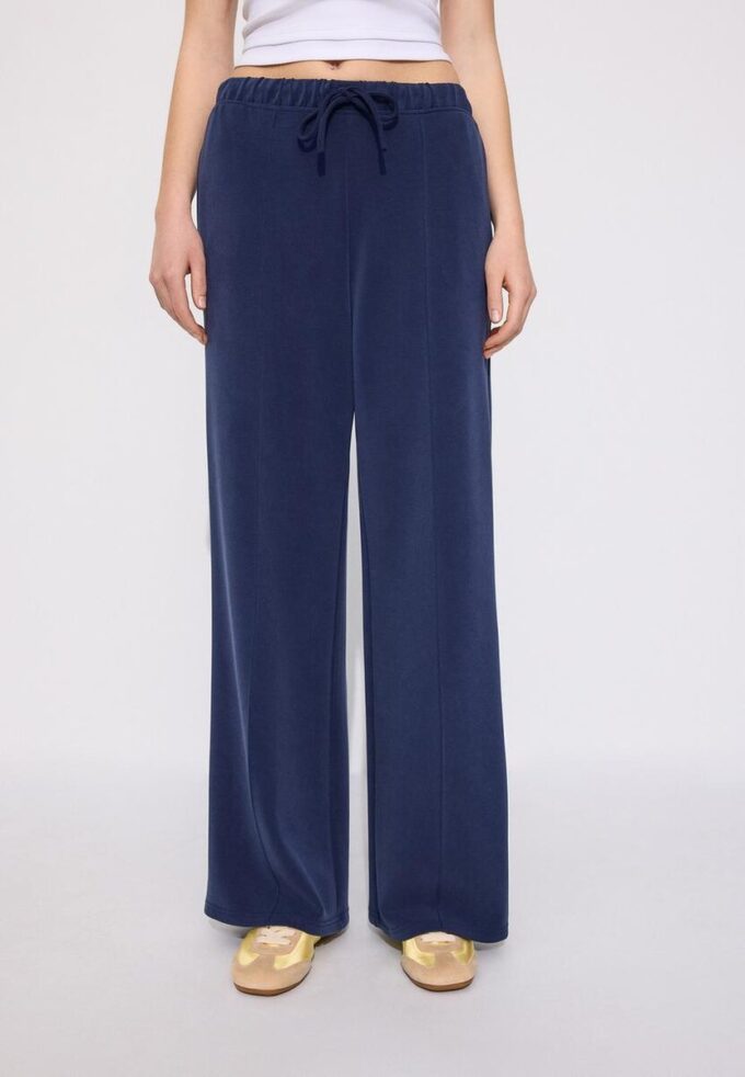 Pantaloni jogger Wide Leg, cu textură Soft-Touch la atingere și detaliu de cusătură în față Pantaloni jogger Wide Leg, cu textură Soft-Touch la atingere și detaliu de cusătură în față