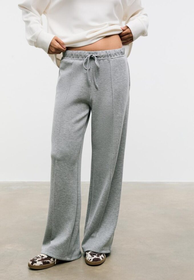 Pantaloni jogger Wide Leg, cu textură Soft-Touch la atingere și detaliu de cusătură în față Pantaloni jogger Wide Leg, cu textură Soft-Touch la atingere și detaliu de cusătură în față