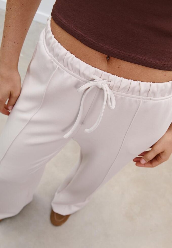 Pantaloni jogger Wide Leg, cu textură Soft-Touch la atingere și detaliu de cusătură în față Pantaloni jogger Wide Leg, cu textură Soft-Touch la atingere și detaliu de cusătură în față