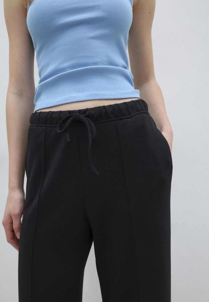 Pantaloni jogger Wide Leg, cu textură Soft-Touch la atingere și detaliu de cusătură în față Pantaloni jogger Wide Leg, cu textură Soft-Touch la atingere și detaliu de cusătură în față