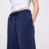 Pantaloni jogger Wide Leg, cu textură Soft-Touch la atingere și detaliu de cusătură în față Pantaloni jogger Wide Leg, cu textură Soft-Touch la atingere și detaliu de cusătură în față