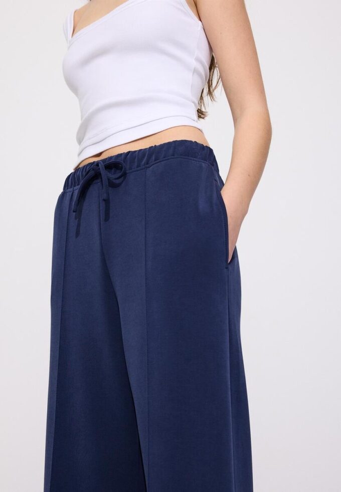 Pantaloni jogger Wide Leg, cu textură Soft-Touch la atingere și detaliu de cusătură în față Pantaloni jogger Wide Leg, cu textură Soft-Touch la atingere și detaliu de cusătură în față