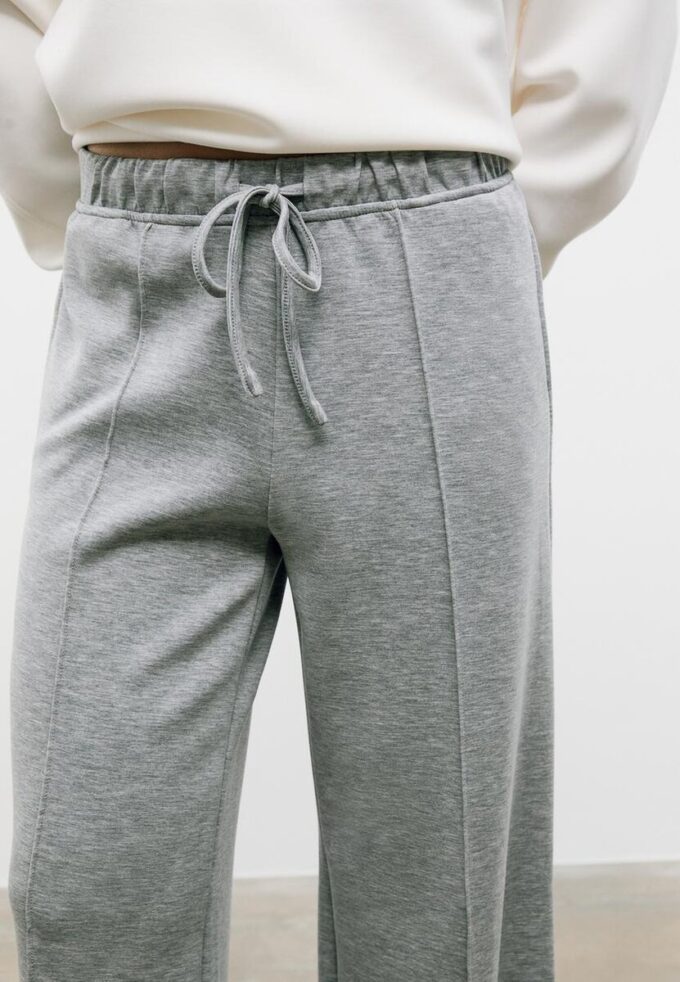 Pantaloni jogger Wide Leg, cu textură Soft-Touch la atingere și detaliu de cusătură în față Pantaloni jogger Wide Leg, cu textură Soft-Touch la atingere și detaliu de cusătură în față