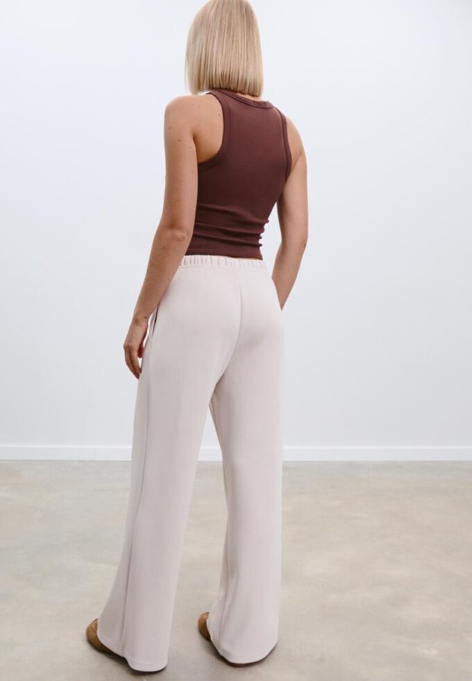 Pantaloni jogger Wide Leg, cu textură Soft-Touch la atingere și detaliu de cusătură în față Pantaloni jogger Wide Leg, cu textură Soft-Touch la atingere și detaliu de cusătură în față