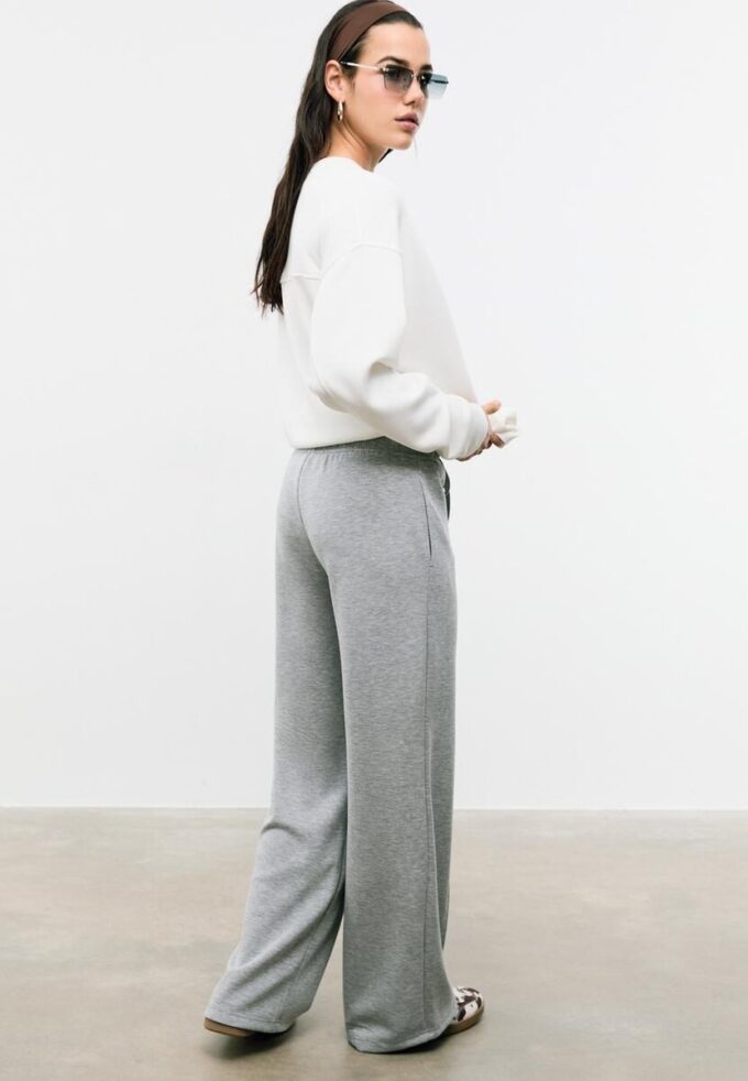 Pantaloni jogger Wide Leg, cu textură Soft-Touch la atingere și detaliu de cusătură în față Pantaloni jogger Wide Leg, cu textură Soft-Touch la atingere și detaliu de cusătură în față