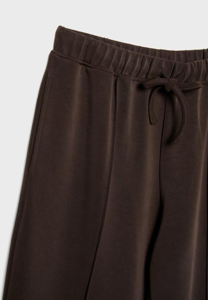 Pantaloni jogger Wide Leg, cu textură Soft-Touch la atingere și detaliu de cusătură în față Pantaloni jogger Wide Leg, cu textură Soft-Touch la atingere și detaliu de cusătură în față