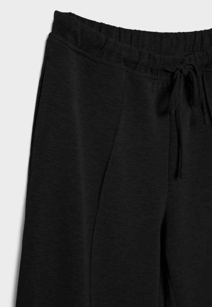 Pantaloni jogger Wide Leg, cu textură Soft-Touch la atingere și detaliu de cusătură în față Pantaloni jogger Wide Leg, cu textură Soft-Touch la atingere și detaliu de cusătură în față