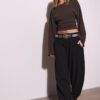 Pantaloni largi eleganți cu detalii la cusături Pantaloni largi eleganți cu detalii la cusături