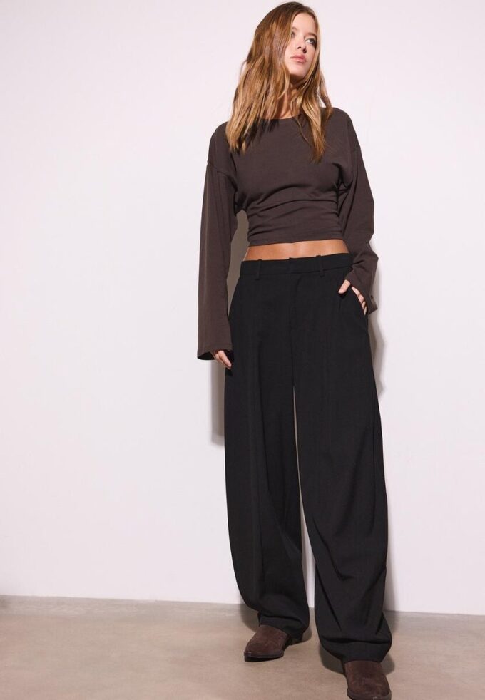 Pantaloni largi eleganți cu detalii la cusături Pantaloni largi eleganți cu detalii la cusături