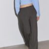Pantaloni largi eleganți cu detalii la cusături Pantaloni largi eleganți cu detalii la cusături