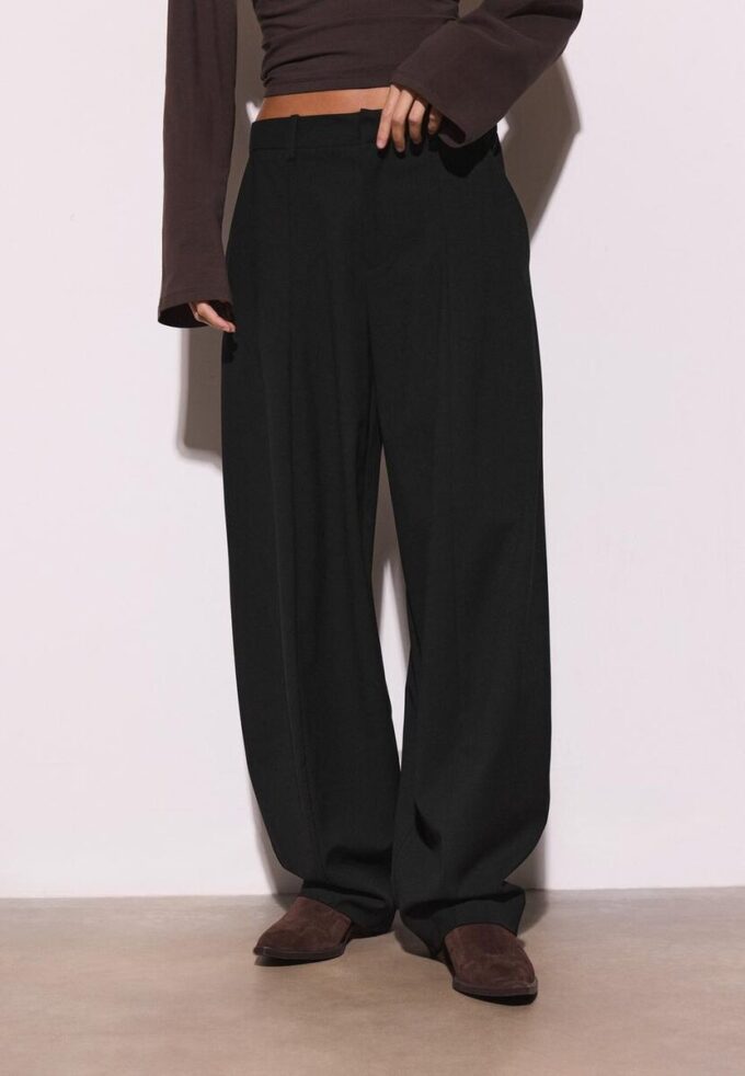 Pantaloni largi eleganți cu detalii la cusături Pantaloni largi eleganți cu detalii la cusături