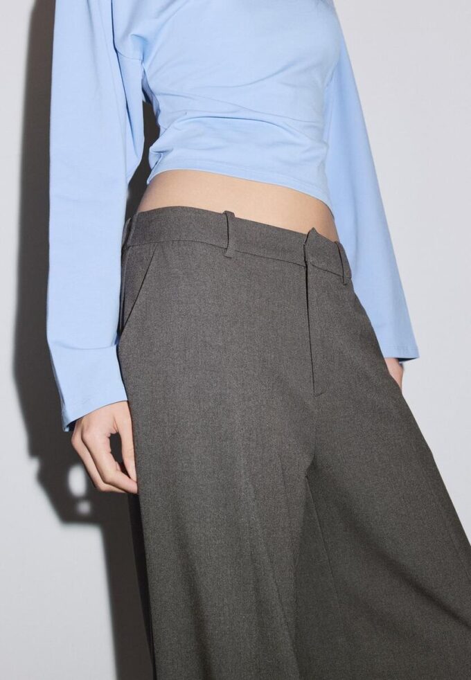 Pantaloni largi eleganți cu detalii la cusături Pantaloni largi eleganți cu detalii la cusături