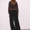 Pantaloni largi eleganți cu detalii la cusături Pantaloni largi eleganți cu detalii la cusături