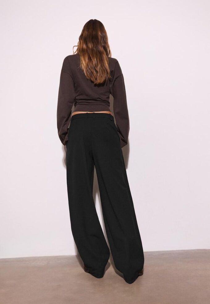 Pantaloni largi eleganți cu detalii la cusături Pantaloni largi eleganți cu detalii la cusături